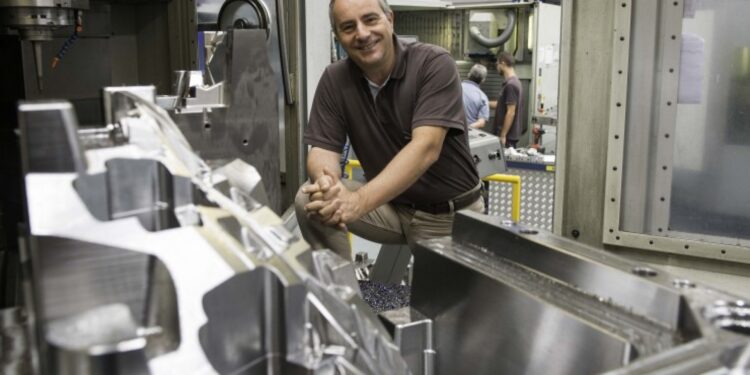 Moldetipo amplia unidade para fabrico de peças plásticas